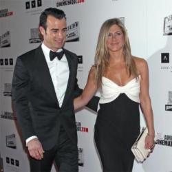 Дженнифер Энистон перенесла дату собственной свадьбы