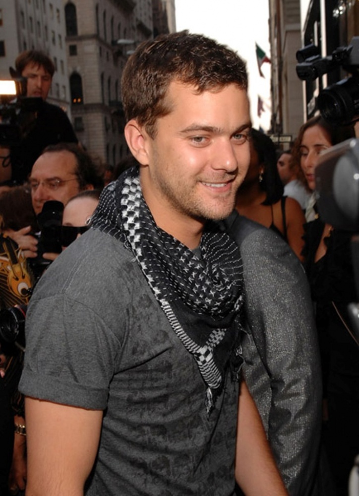 Джошуа Джексон