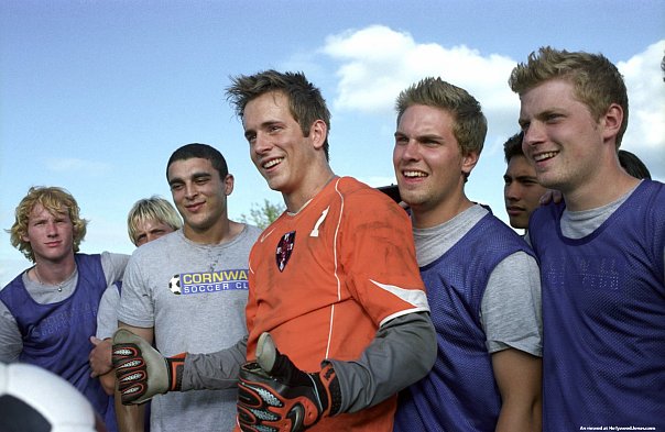 Футбольная команда и ее капитан Джастин (Роб)(из фильма &quot;Она мужчина&quot;)