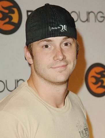 В бейзболочке