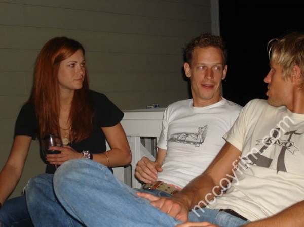 незнаю скем она сдесь;но очень красива