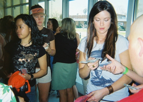 даёт автограф