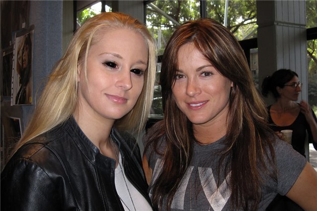 а взади жена миши коллинза-такая чёрная в очках