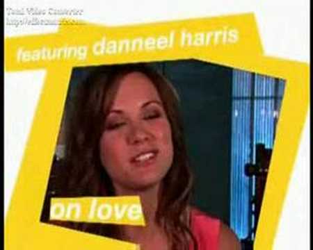 даёт интервью одному журналу