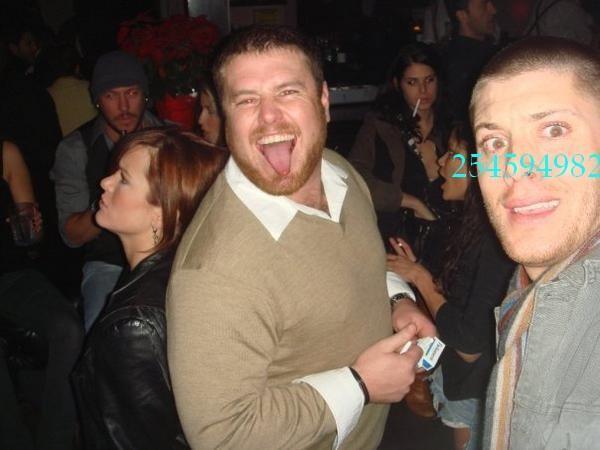 с Дженсеном на вечеринке(если присмотреться,то можно увидеть Стива)