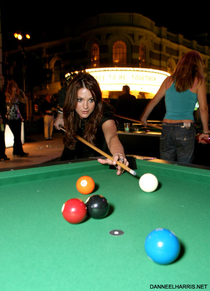 играет в бильярд