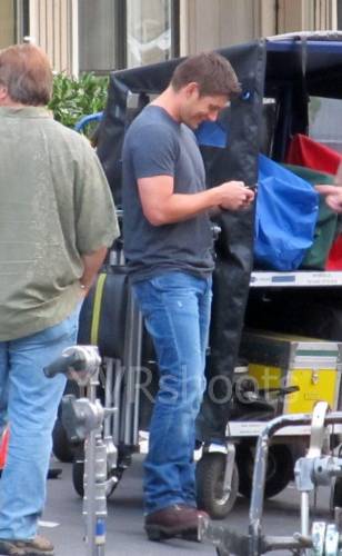 В перерыве междусъёмками&quot;Надо СМС послать фанаточкам!&quot;