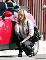 И что она делала возле машины на корточках???:)))