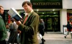 Национальное достояние Британии - Стивен Фрай с одной из своих книг "Как творить историю"