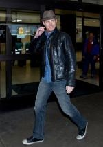 Дженсен  прибыл в Лос-Анджелесский аэропорт во второй половине дня, 16 февраля.
