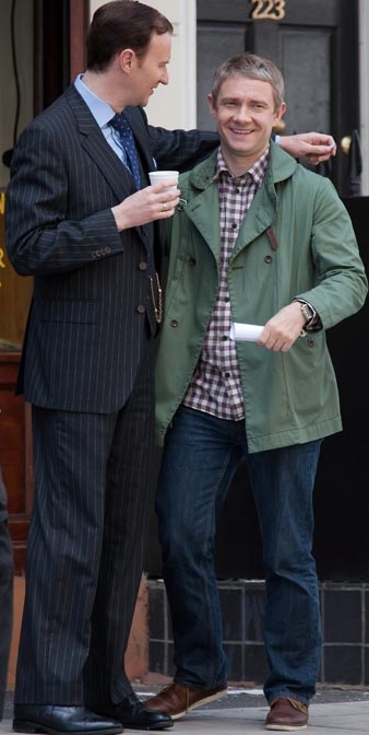 На съемках второго сезона &quot;Шерлока&quot; (слева Марк Гэтисс)