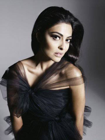 15 место - Жулиана Паес (Juliana Paes)

Бразильская актриса (Дороги Индии, Клон)