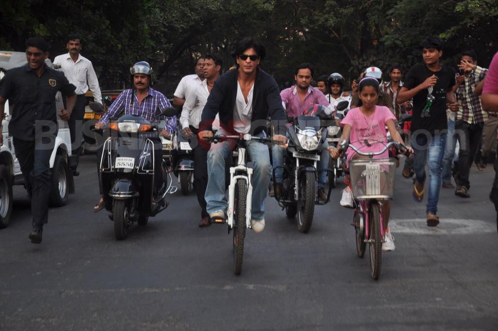 SRK cycles in Mumbai on December6,2011