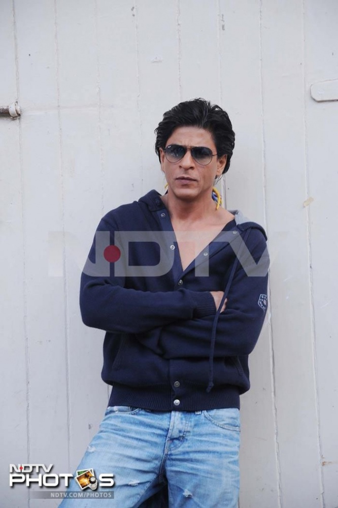 Sneak-a-Peak at SRK&#039;s New Hair Style декабрь 2011