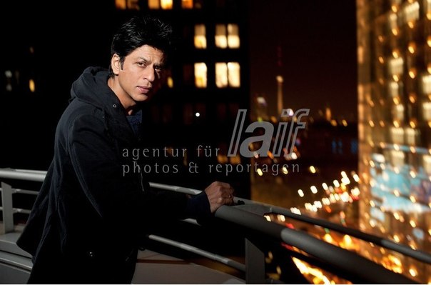 SRK на балконе отеля Mandala, Berlin