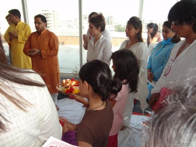 Shah Rukh, Gauri and Suhana at a puja ceremony